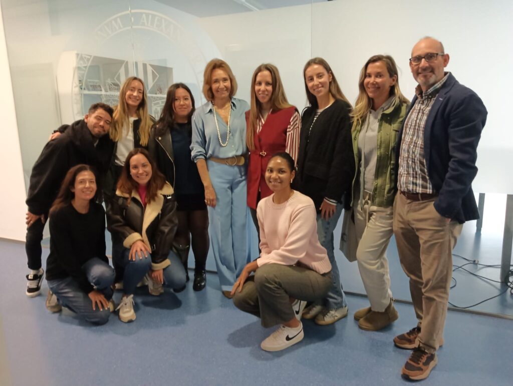 rosa reunida con personas