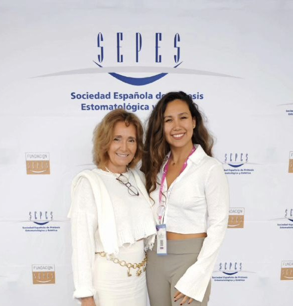 Rosa reunida con una chica